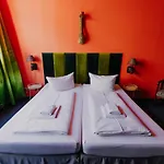 بيت شباب Lalelu